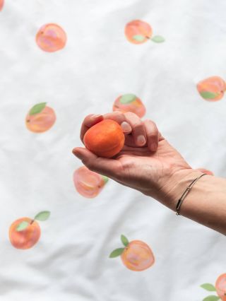 Hebké, šťavnaté a bez chemie.🍑 Tak to je naše Meruňkové povlečení s ručně malovaným vzorem od @annanemone___ A jak ho...